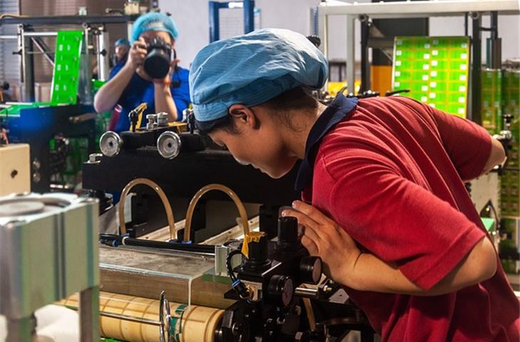 adhesive machine manufacturers